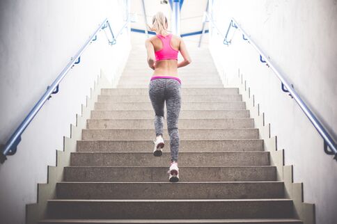 Merdiven çıkmak aşırı kilolardan kurtulmanın harika bir yoludur. 