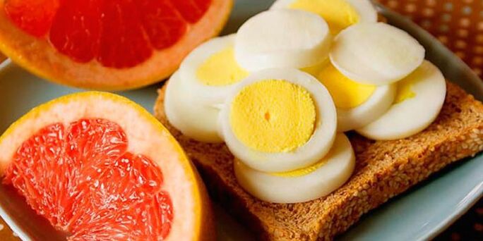 Maggi diyeti için turunçgiller ve haşlanmış yumurta