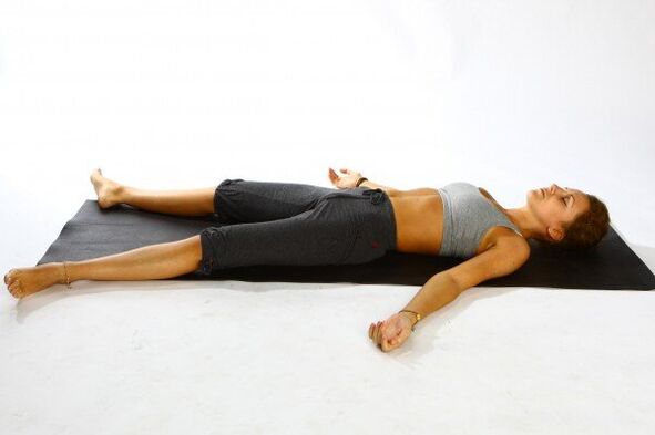 Kilo kaybı için yoga ceset pozu