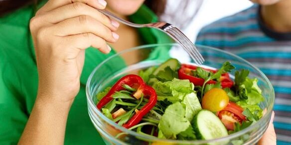 Açlık sancılarını frenlemeye yardımcı olmak için düşük karbonhidratlı bir diyette sebze salatası yiyin