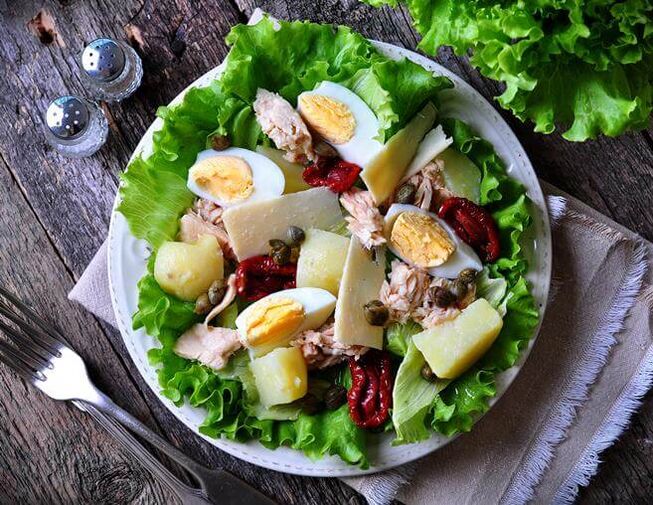 Düşük karbonhidrat diyetinde konserve ton balıklı salata