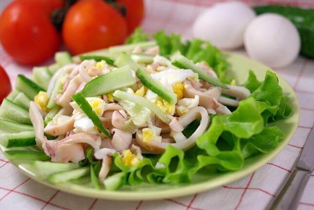 Düşük karbonhidrat diyetinde yumurta ve salatalık ile kalamar salatası